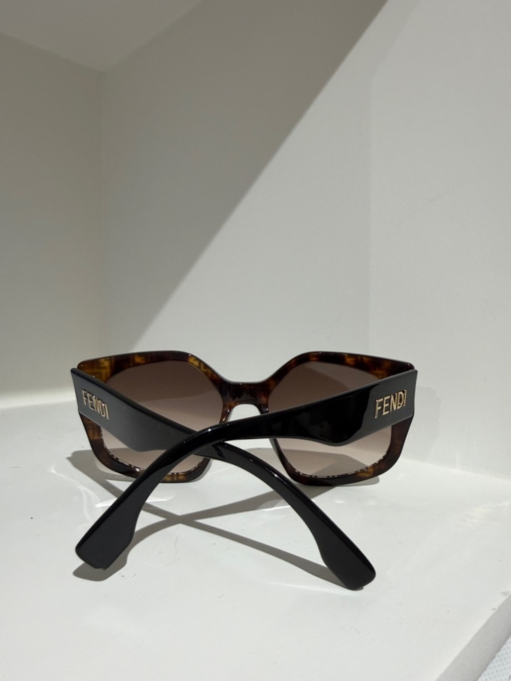 Fendi Logo Sunglasses - Picture 4 of 5